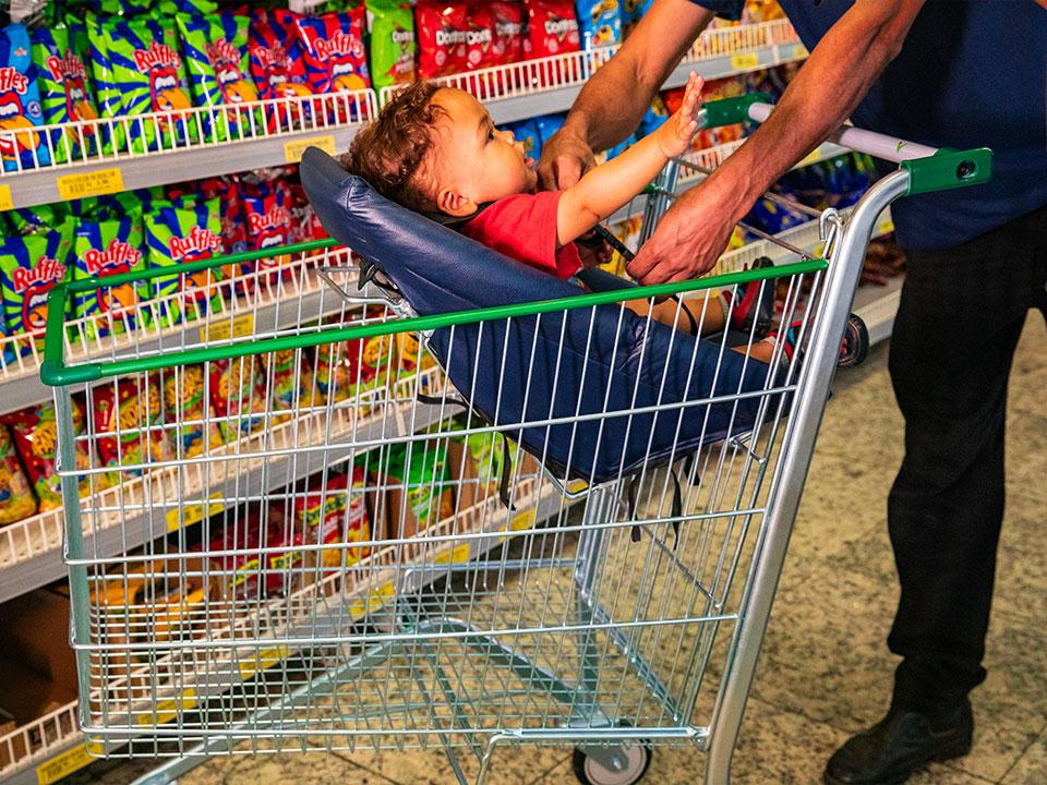 Carrinho de supermercado com bebê conforto integrado