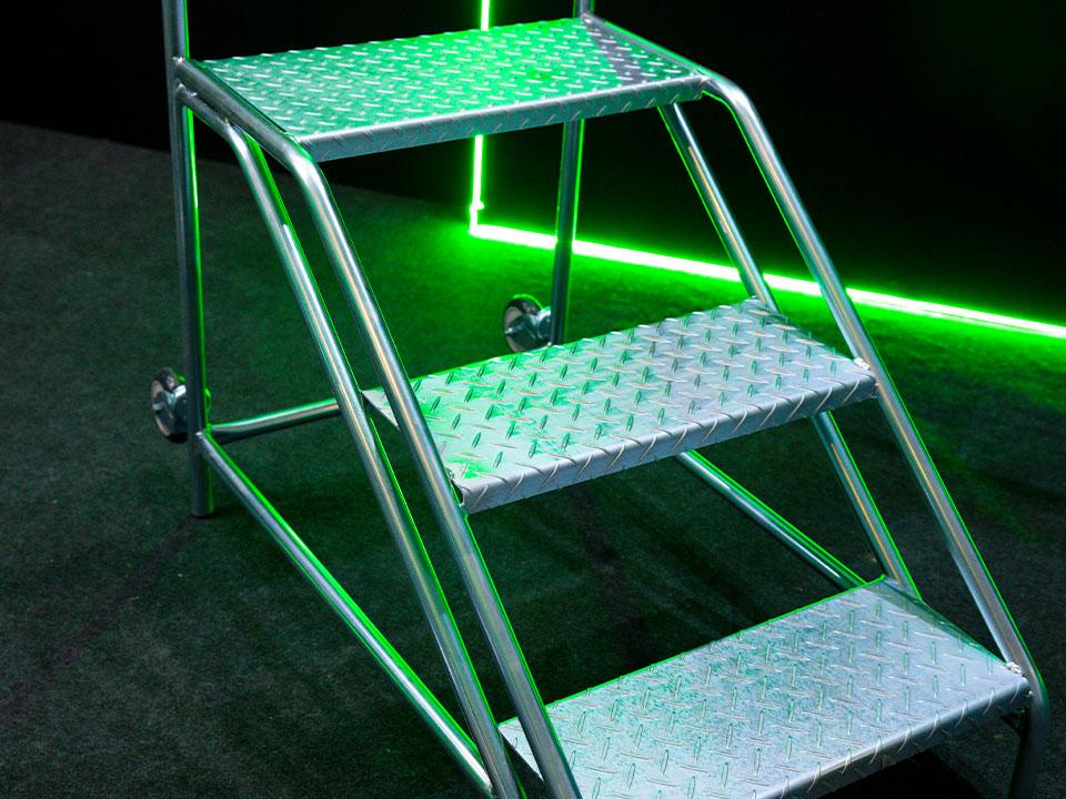 Escada para abastecimento de mercado com estrutura reforçada