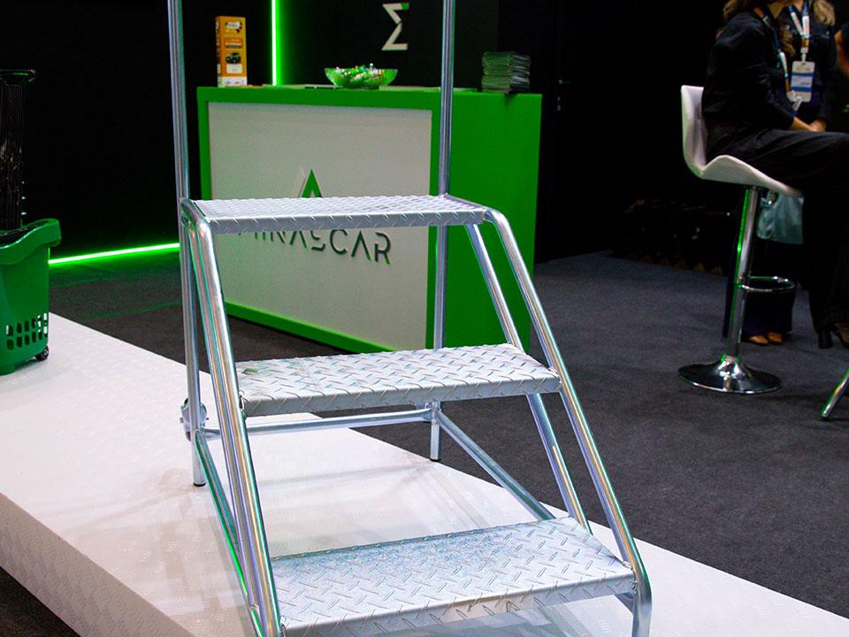 Escada para abastecimento de mercado com ergonomia operacional
