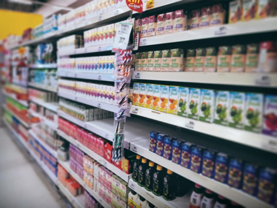 Organização eficiente com acessórios para gôndolas industriais